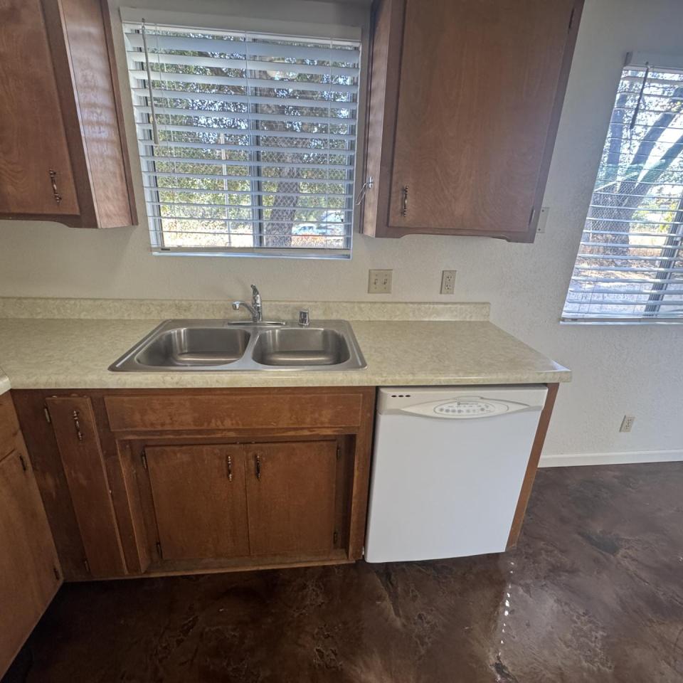 6305 Marchant #F - Great Apartment with Indoor laundry hookups!