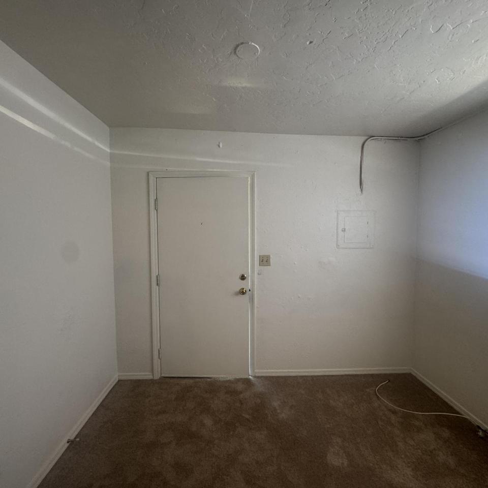 6440 Ardilla #5 - *Studio*