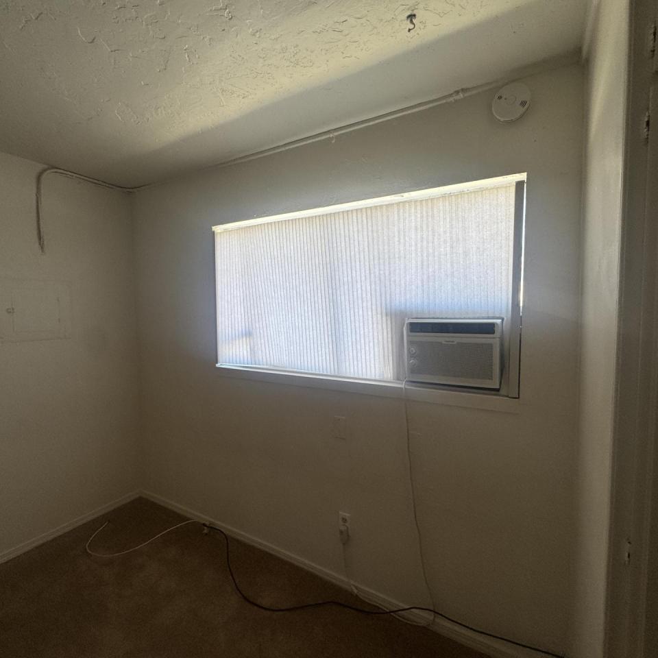 6440 Ardilla #5 - *Studio*
